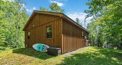 Pinecone Cottage Hot Tub & Projector at Falls Lake
