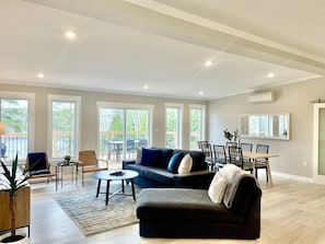 Télévision, cheminée, baby-foot, table de tennis de table