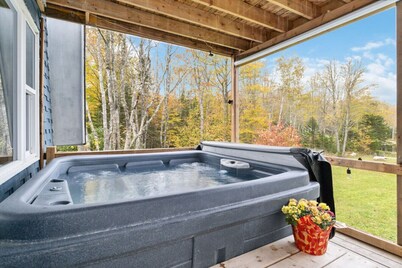 Paradise Cove - Lakefront with Projector & Hot Tub