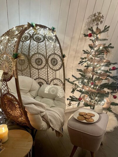 Paradise Cove - Lakefront with Projector & Hot Tub