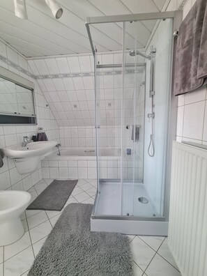 Secadora de cabello, bidet, toallas, jabón