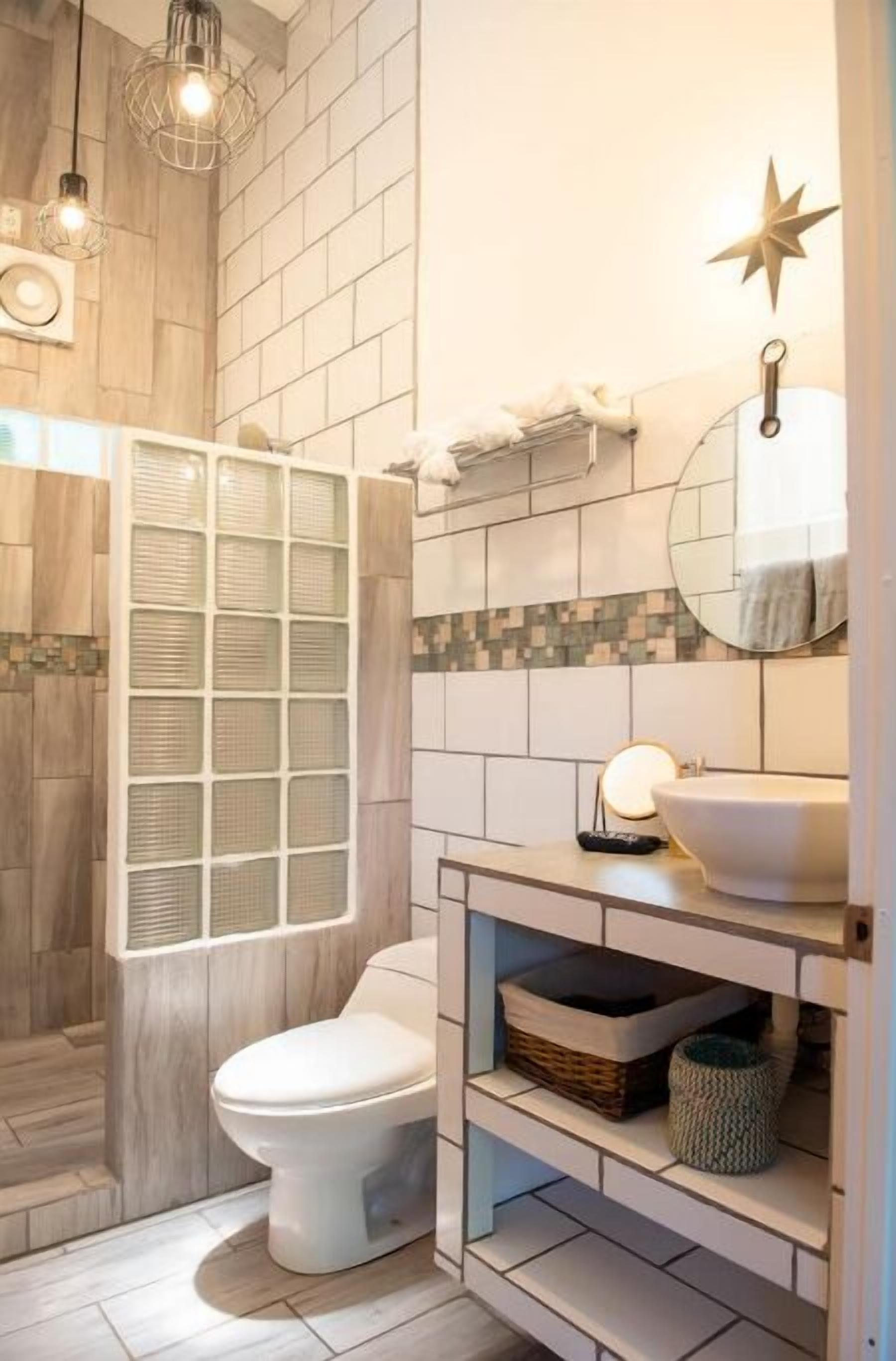 Toallas, jabón, papel de baño 