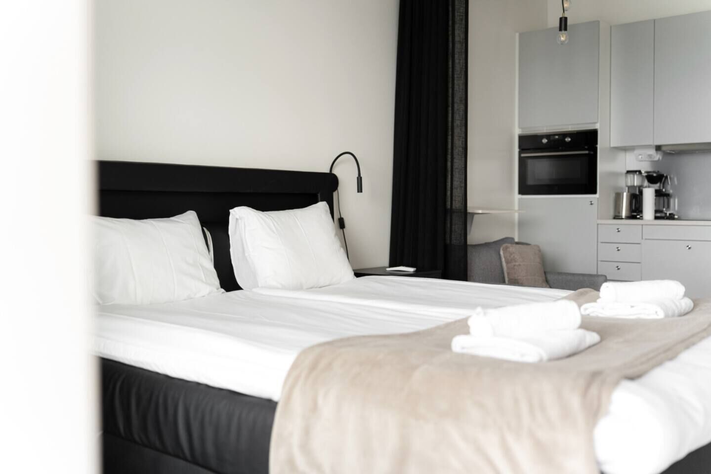 1 chambre, bureau, fer et planche à repasser, lit parapluie