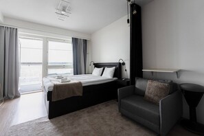 1 chambre, bureau, fer et planche à repasser, lit parapluie