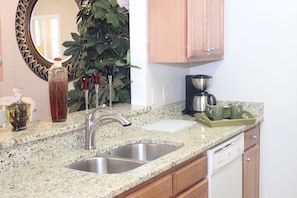 Interior - King's Creek Resort 2-bedroom plus Sunroom. Water Country. Busch Gardens. (Williamsburg)