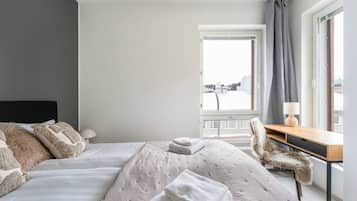 1 slaapkamer, een bureau, een strijkplank/strijkijzer, reisbedje