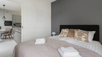 2 chambres, bureau, fer et planche Ă repasser, lit parapluie