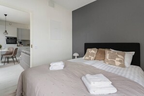 2 Schlafzimmer, Schreibtisch, Bügeleisen/Bügelbrett, Reisekinderbett