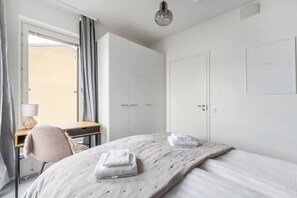 1 makuuhuone, työpöytä, silitysrauta/-lauta, vauvan matkasänky