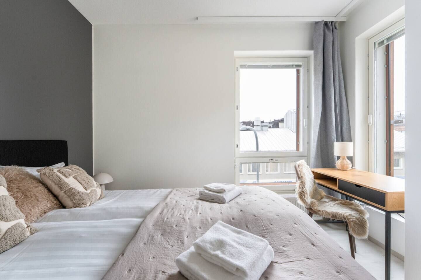 2 chambres, bureau, fer et planche à repasser, lit parapluie