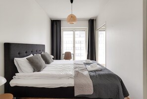 1 habitación, escritorio, tabla de planchar con plancha y cuna de viaje 