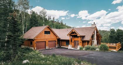 Ski, Hike, Relax - Log Cabin with Views + Hot tub
