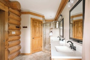 Een douche, een haardroger, handdoeken, shampoo