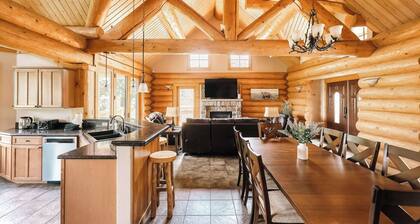 Log Cabin Getaway w/ Hot Tub | Ski, Hike, Relax
