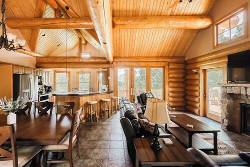Log Cabin Getaway w/ Hot Tub | Ski, Hike, Relax