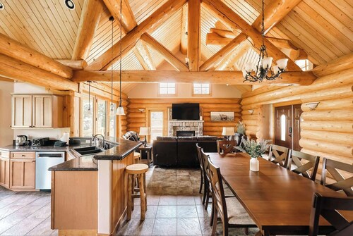 Ski, Hike, Relax - Log Cabin with Views + Hot tub