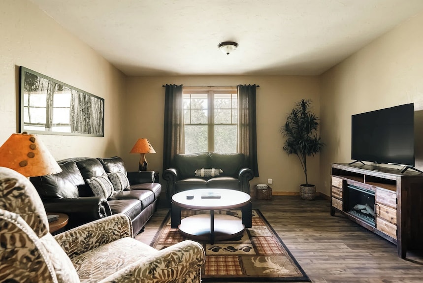 Log Cabin Getaway | Hot Tub | Ski, Hike, Relax - Dillon, CO