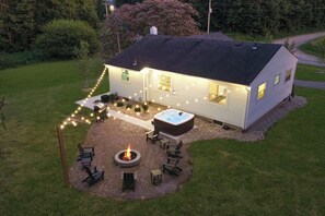 Outdoor spa tub - Newly Updated | 10 Acres | Dog-Friendly | Hot Tub (McArthur)