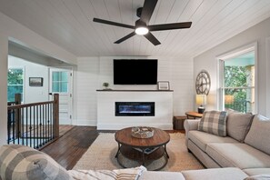 Smart TV, chimenea y libros 