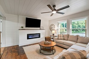 Smart TV, fireplace, books - Newly Updated | 10 Acres | Dog-Friendly | Hot Tub (McArthur)