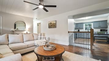 Televisión y chimenea