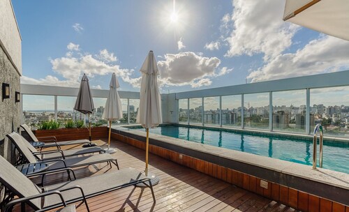 Lindo Apto em Cond. c\/ Piscina e Garagem RPF0605