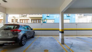 Un parking où une voiture est garée à l’endroit prévu à cet effet.