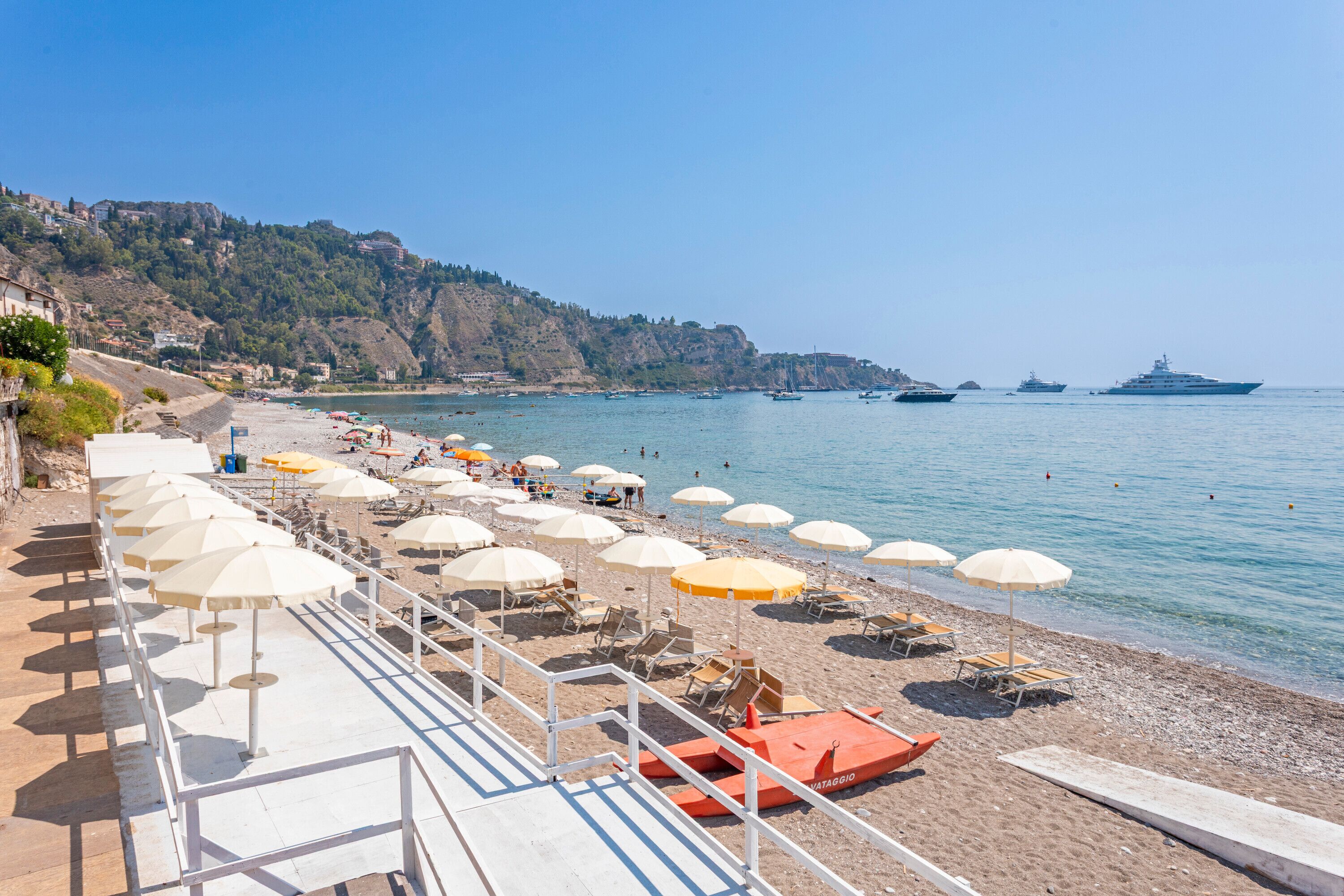 Una spiaggia nelle vicinanze