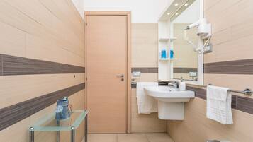 Doccia, asciugacapelli, asciugamani