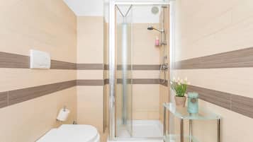 Douche, sĂšche-cheveux, serviettes fournies