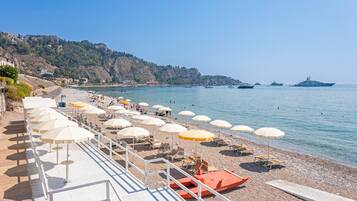 Una spiaggia nelle vicinanze