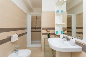 Dusche, Haartrockner, Handtücher