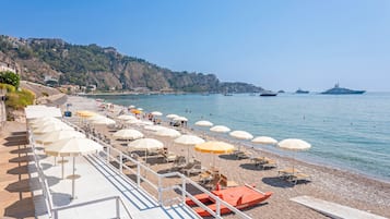 Una spiaggia nelle vicinanze