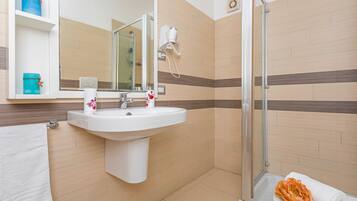 Douche, sĂšche-cheveux, serviettes fournies