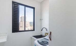 A compact laundry room with a window, a washing machine, and a sink. - Apart With Barbecue 550m From the Beach Ups1002 (Porto Belo)