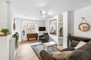 TV, books - Kemptown Gem | King Bed | Patio | 3 Min Beach (Brighton)