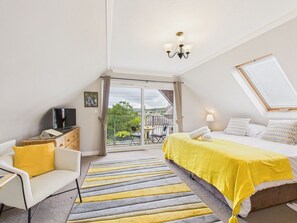 3 bedrooms, desk, iron/ironing board, internet