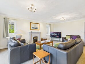 TV, books - Wadebridge Retreat – Sleeps 6, Ensuite Rooms (Wadebridge)