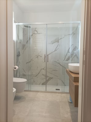 Doccia, asciugacapelli, bidet, asciugamani