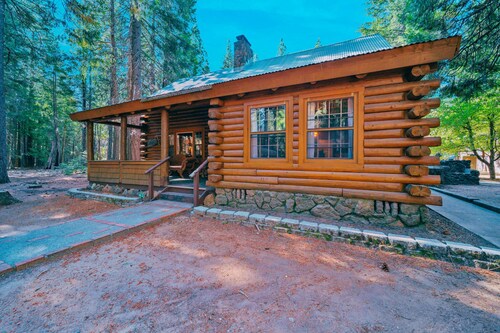 Cozy Log Cabin w/ Hot Tub | Lassen Forest Retreat