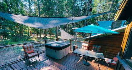 Cozy Log Cabin w/ Hot Tub | Lassen Forest Retreat