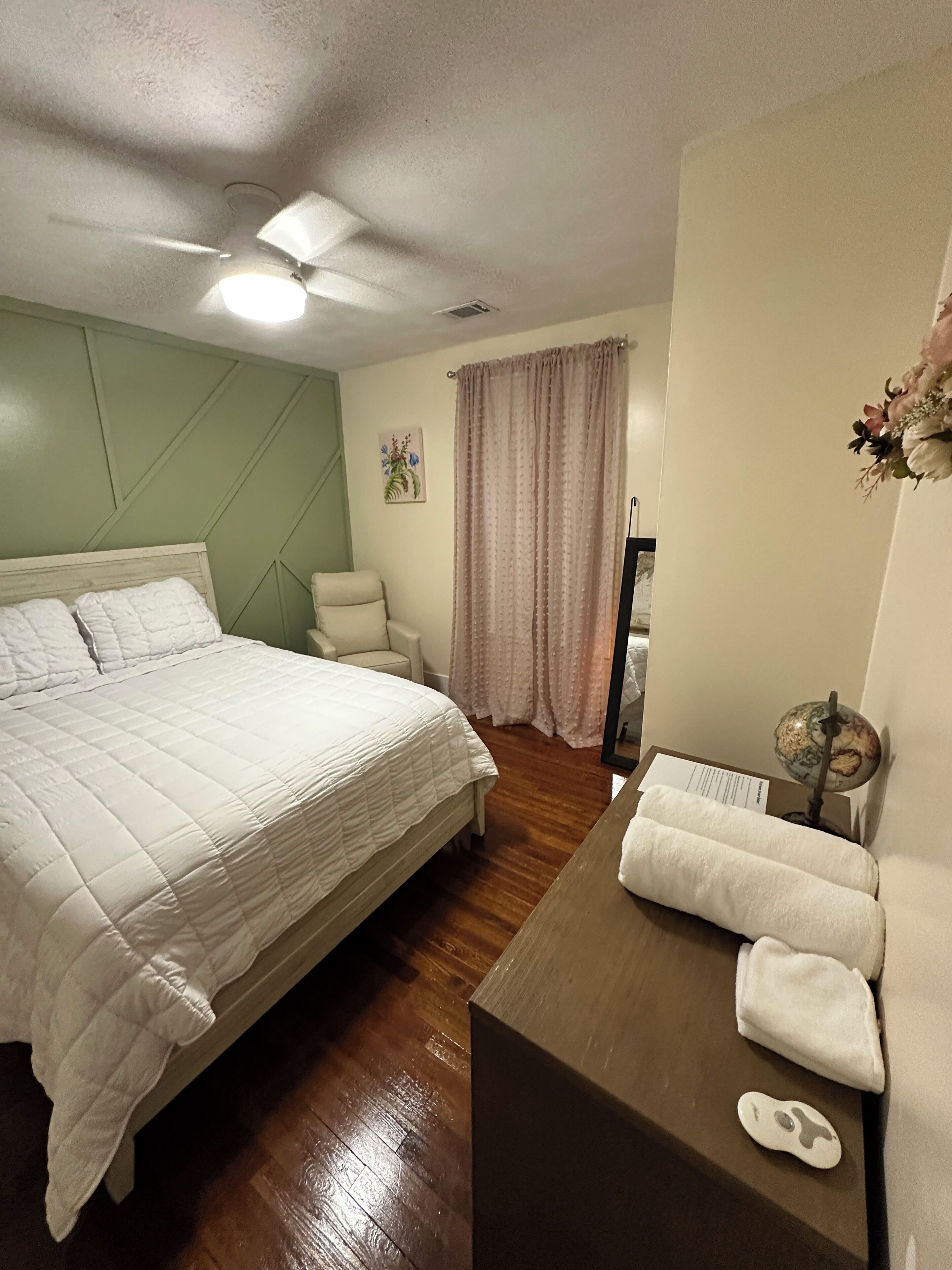 Tabla de planchar con plancha, wifi, ropa de cama