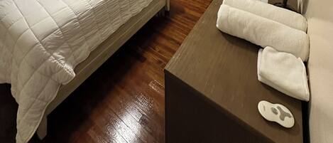 Tabla de planchar con plancha, wifi, ropa de cama