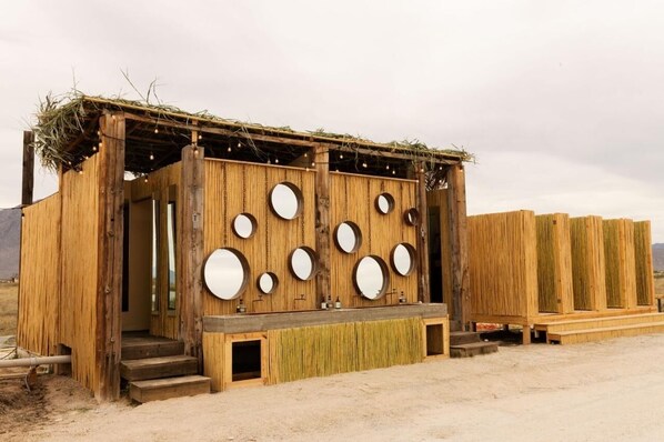 تجهيزات دش، مناشف، صابون، شامبو