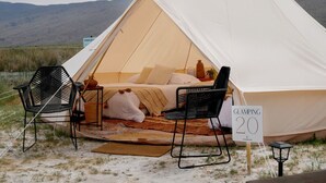 A large tent with a bed inside, two chairs, a sign indicating 'GLAMPING 20', and a lamp post. - ENDEMICA GLAMP RESORT (Cuatro Cienegas)
