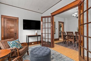 スマートテレビ、暖炉、書庫