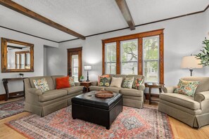 تلفزيون ذكي، مدفأة، كُتُب