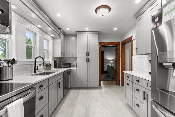 冷蔵庫、電子レンジ、オーブン、コンロ