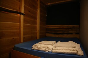5 bedrooms, iron/ironing board, WiFi, bed sheets
