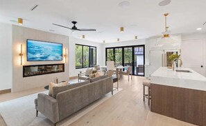 TV, fireplace, stereo, offices - The Marilyn (Austin)